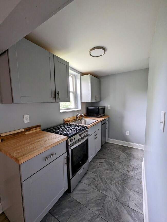 Building Photo - 1402 W Sycamore St