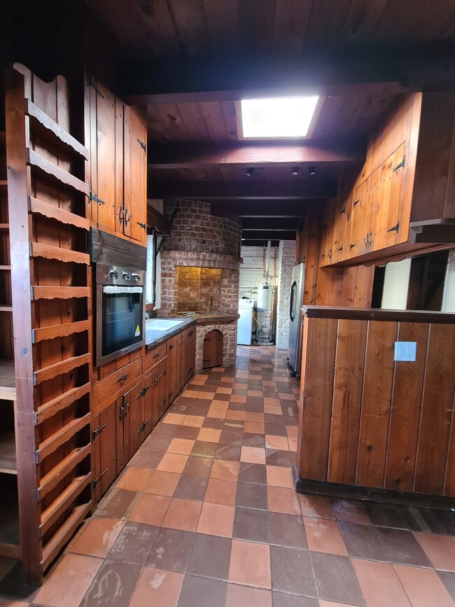 Building Photo - 1302 E Roger Rd