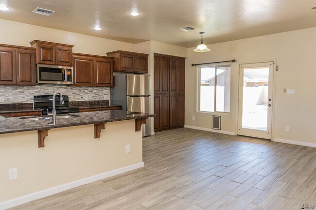 Building Photo - 2549 S 42nd Ave