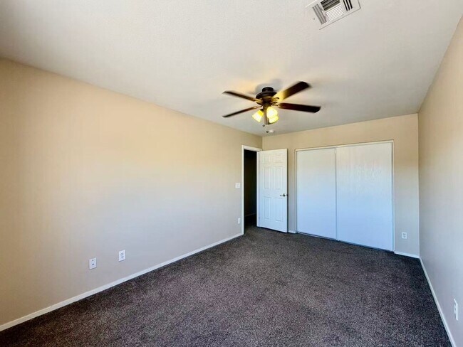 Building Photo - Very nice 2 story single family house