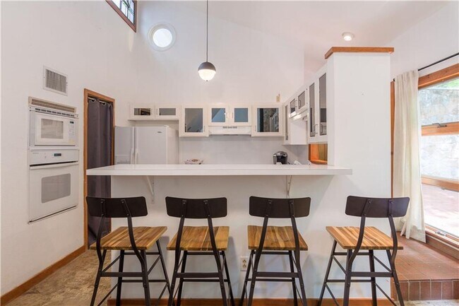 Building Photo - South Austin 4x2 Unique Home!