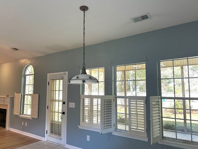 Building Photo - Spacious 3BR/2BA home in the highly desire...