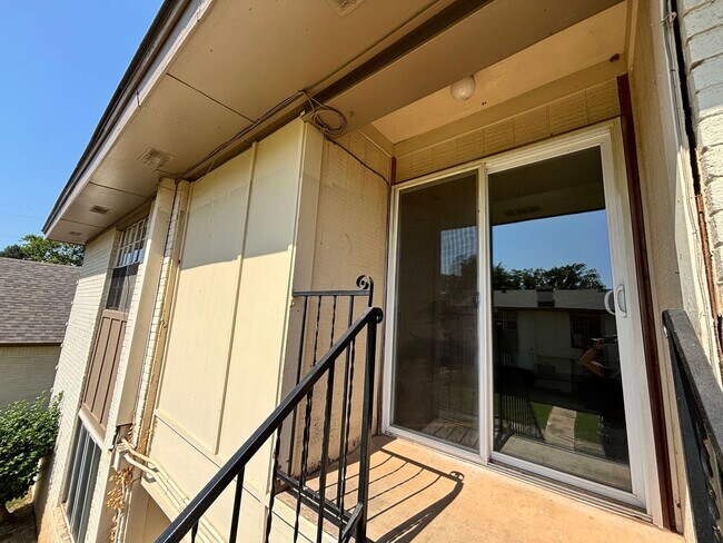 Building Photo - 3-bedroom, 2-bathroom condo in Norman with central heat and air and washer and dryer provided