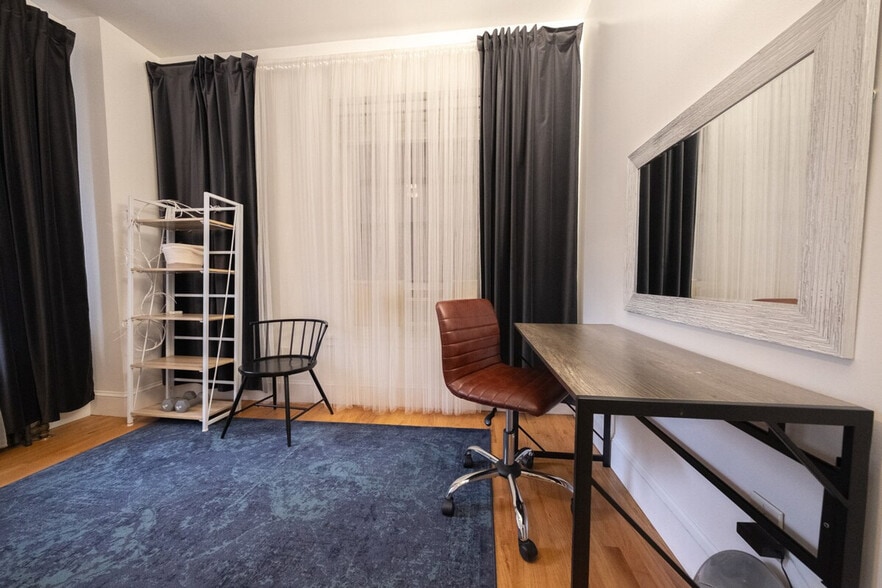 Building Photo - 230 W 113th St