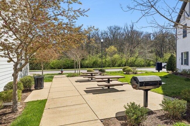 Building Photo - End Unit Condo in Shadow Green of Franklin