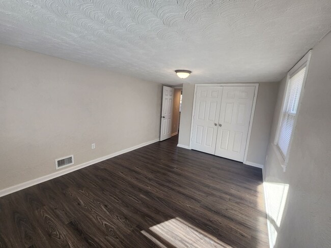 Building Photo - Updated 3 bedroom 1 bath in Shively! Excel...