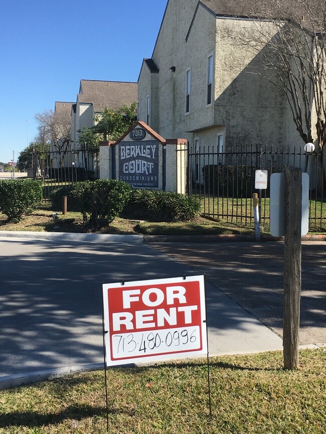 Building Photo - 7939 Sarita St