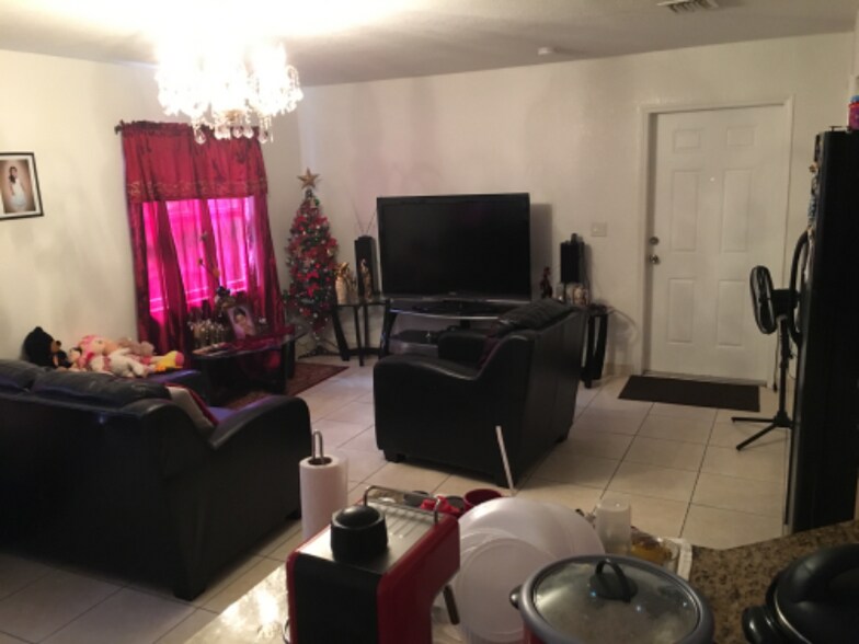 Building Photo - 10345 NW 35th Ave