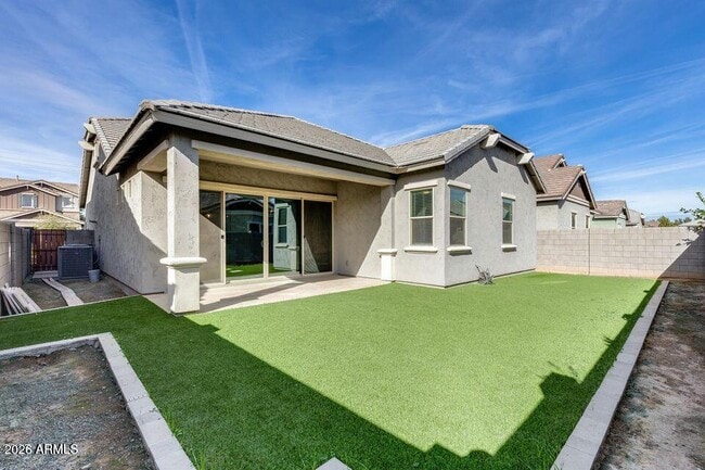 Building Photo - 2661 S Olympic Dr