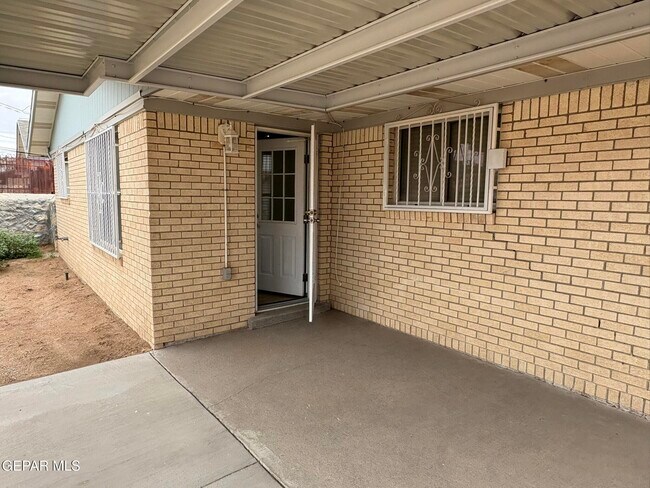 Building Photo - 3305 Killarney St