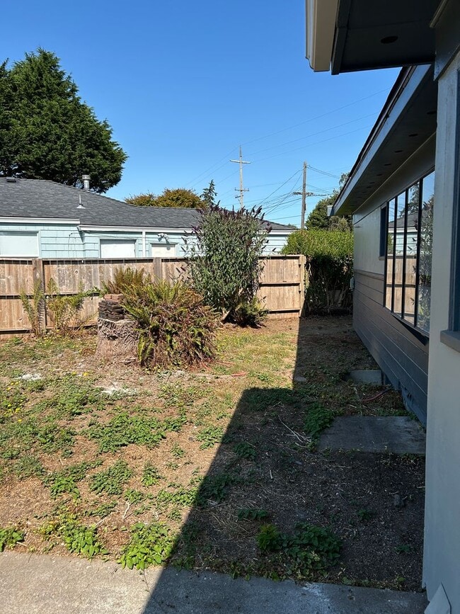 Building Photo - Updated Three Bed One Bath House Eureka
