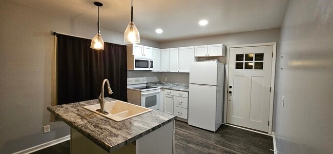 Building Photo - 104 N Main St