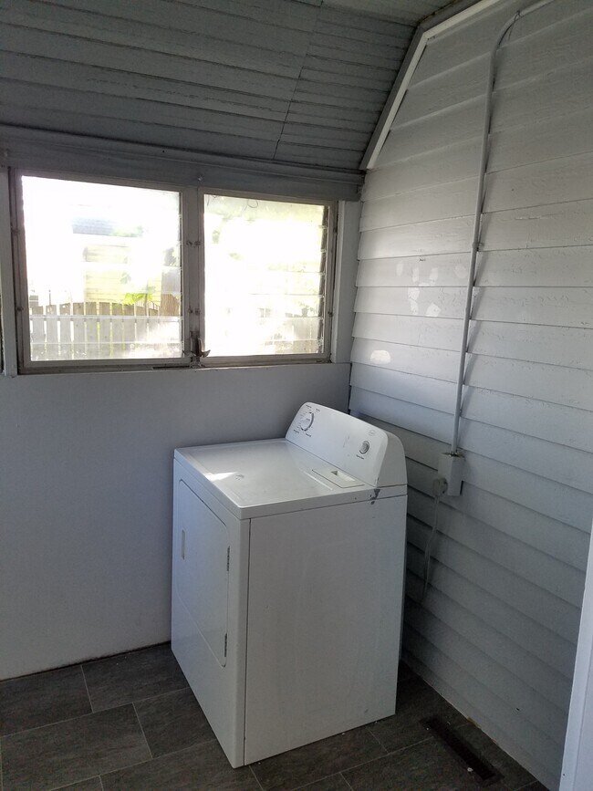 Building Photo - 618 Cottage Ave