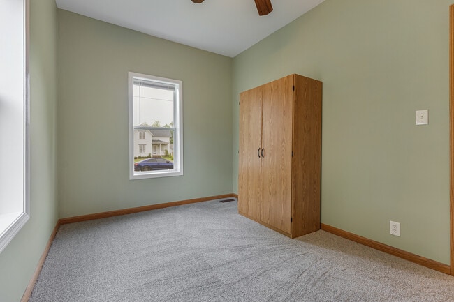 Building Photo - 11611 Maple Ave