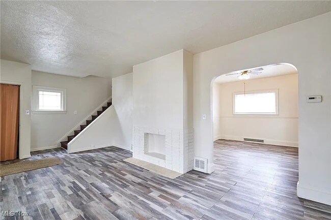 Building Photo - 8606 Vineyard Ave