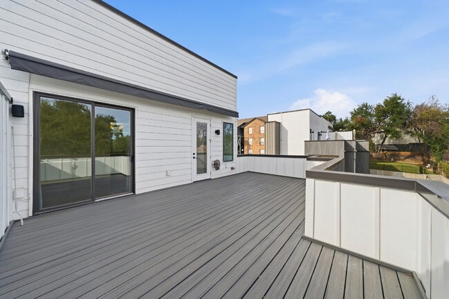 Building Photo - Spacious 3-Bed, 3-Bath Condo with Scenic Views in Vibrant Austin!