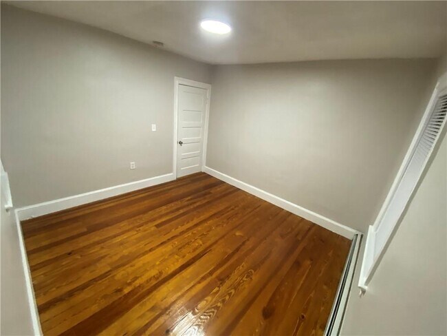 Building Photo - 33 Redfern St