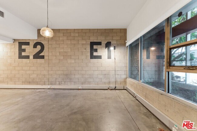 Building Photo - 6615 Melrose Ave