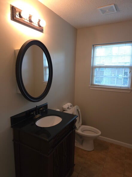 Half bathroom - 234 Clifton St