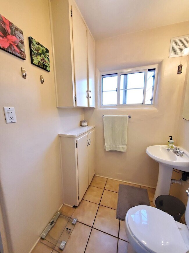 Building Photo - Super Cute, Fully Furnished! All Utilities Included (with WiFi)