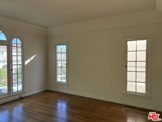 Building Photo - 351 N Gardner St