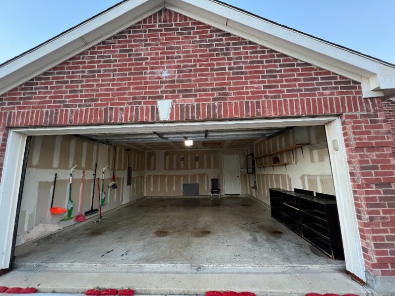 Building Photo - 911 Simi Dr