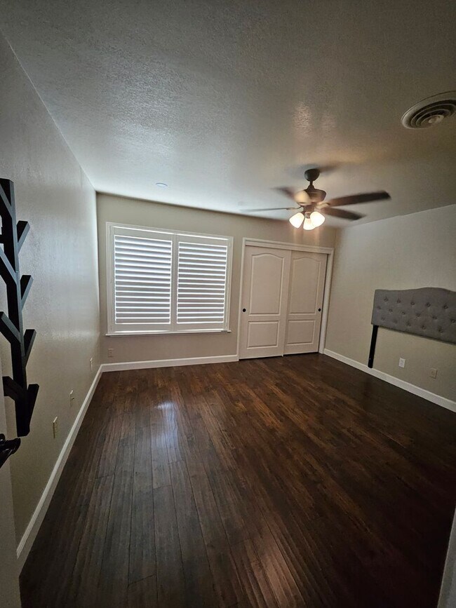 Building Photo - Stylish 2-Bed, 2-Bath Home with Generous Den in The Meadows