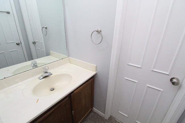 Building Photo - Move-In Ready Townhome in Foxborough with ...
