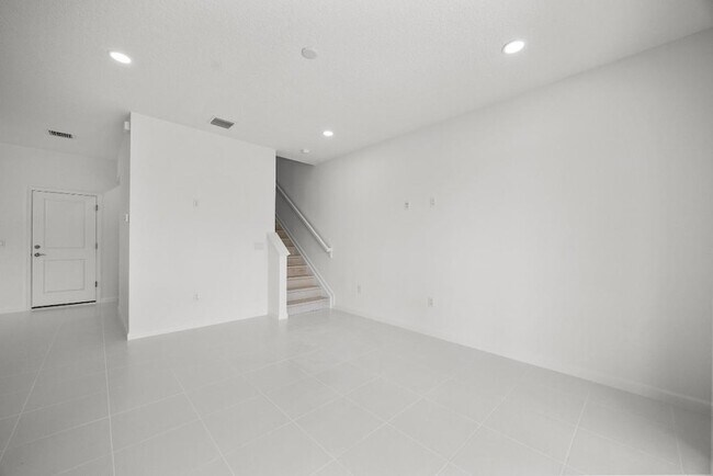 Building Photo - 4520 Longwood Lk Sq