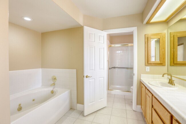 Building Photo - POOL HOME WITH LUSCIOUS GOLF COURSE & MAJE...
