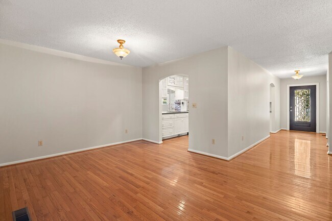 Building Photo - Spacious Updated Ranch