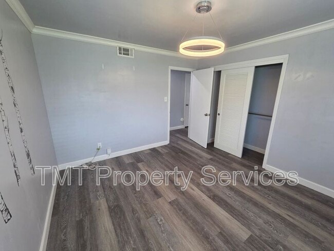 Building Photo - 9 W Robinhood Dr