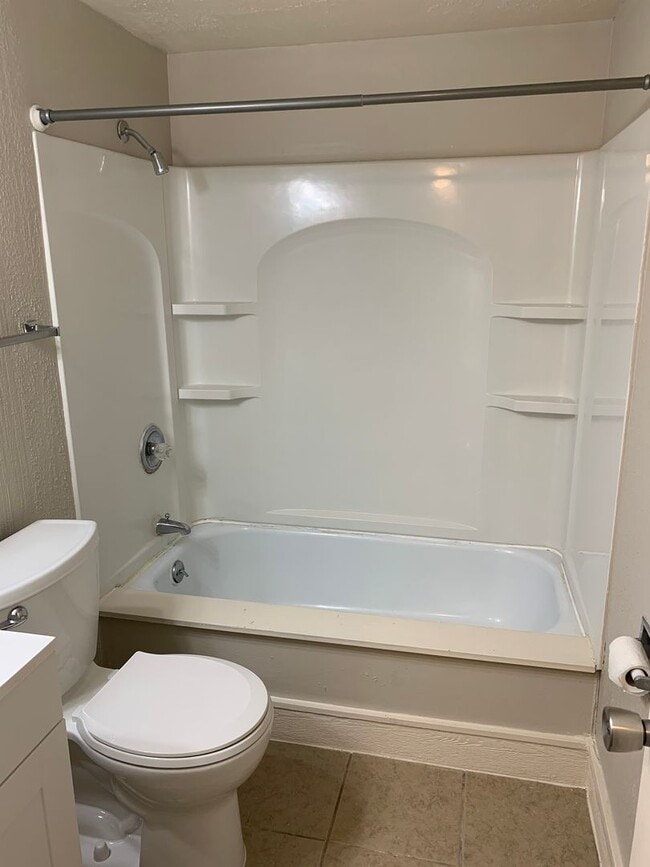 Building Photo - 3 Bed 1.5 Bathroom Townhouse