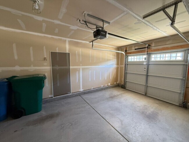 Building Photo - Modern 3-Bedroom Townhome in Arden Woods