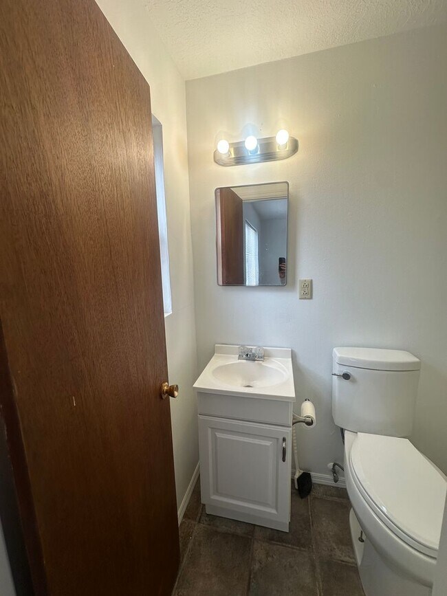 Building Photo - Welcome to this charming 3-bedroom, 2-bathroom home located in Albuquerque, NM