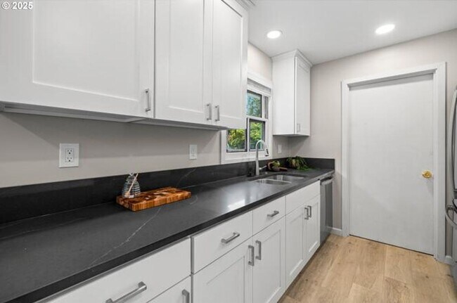 Building Photo - Updated renovations 3BD 2BA 1,050SQ FT in ...