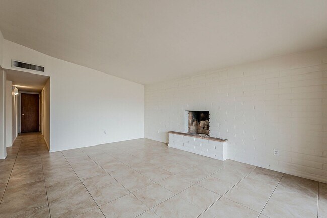 Building Photo - 1437 E Lester St