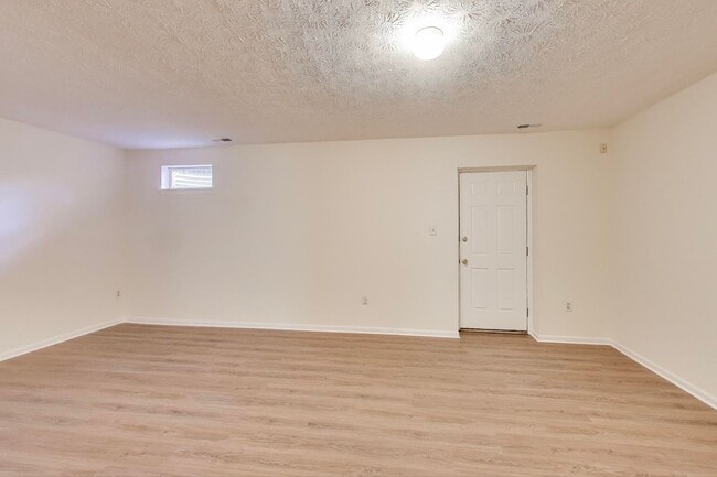 Building Photo - Ellicott City townhome for you!