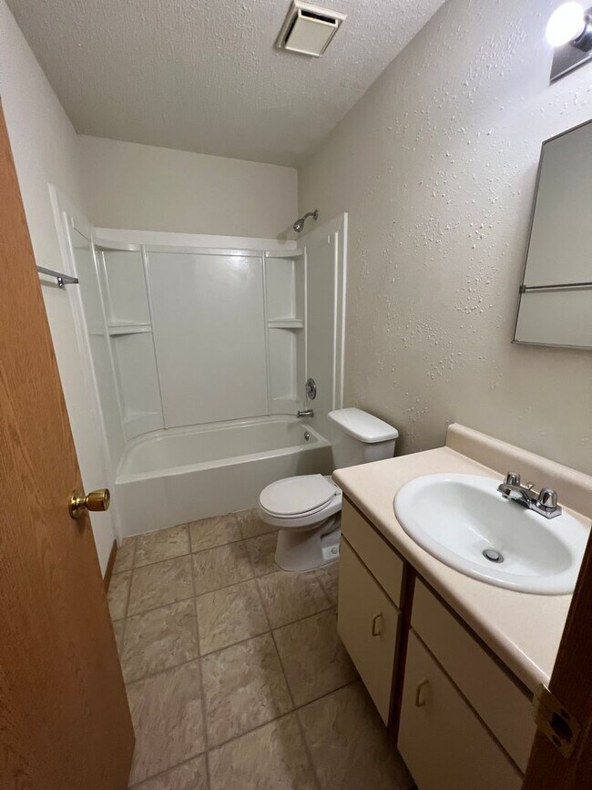 Building Photo - 615 Portsmouth Dr