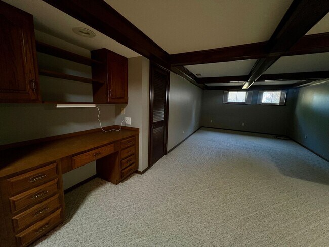 Building Photo - 1685 Lochcrest Dr