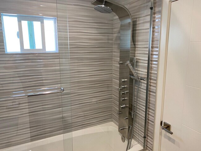 Building Photo - 662 Salem St