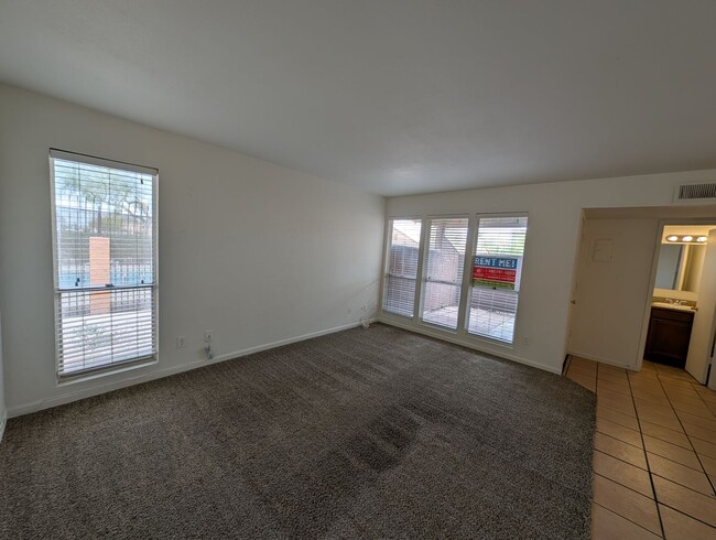 Building Photo - 2 Bedroom Condo in the Escalante Community...