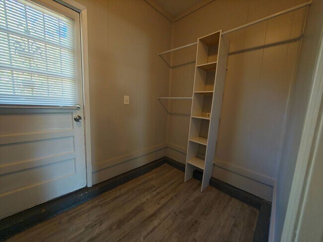 Building Photo - Very Nice Newly Renovated Home in Parkway ...