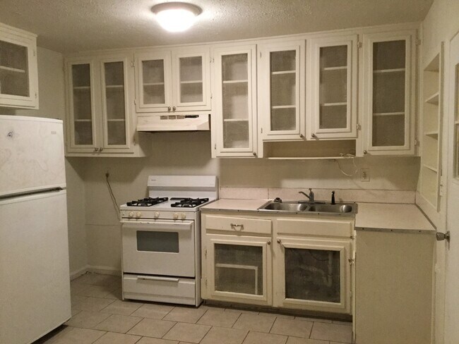 Building Photo - 4 bedroom 2 bath house for rent.