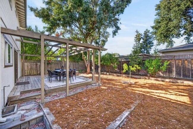 Building Photo - 333 Madrone St