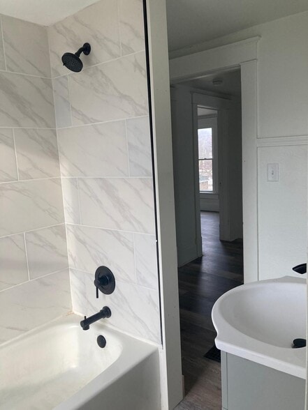 Bathroom (Upstairs) - 838 N Metcalf St