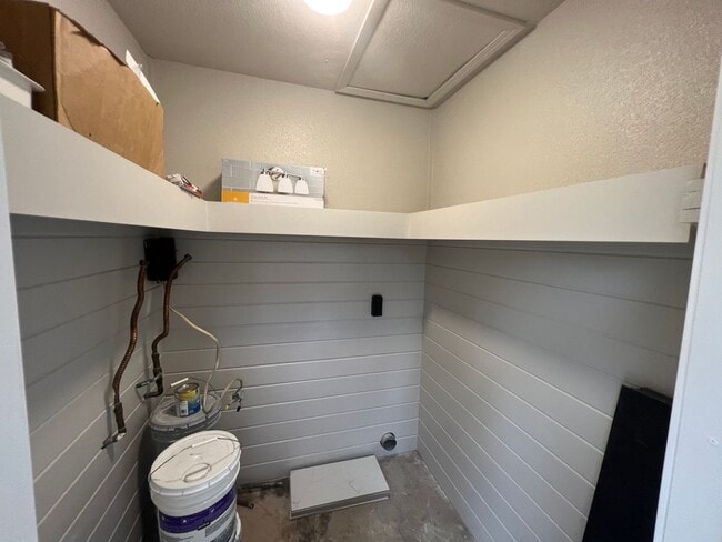 Building Photo - Pensacola - 2 Bedroom, 1 Bathroom - lawn care included