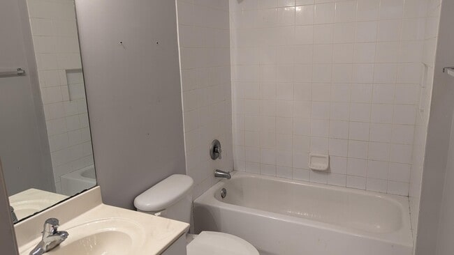 Building Photo - 826 Middleton Dr SW