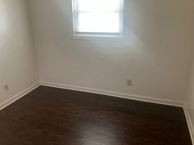 Building Photo - ** 3 Bedroom Ranch in Meadowdale **