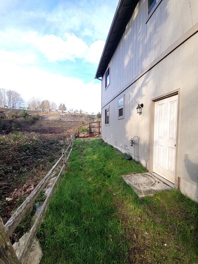 Building Photo - Large 4 Bed Split, Available Now! Pets Okay!